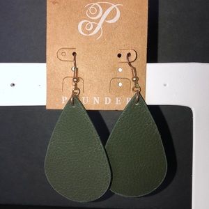 $6 - Brand New Green Plunder Earrings